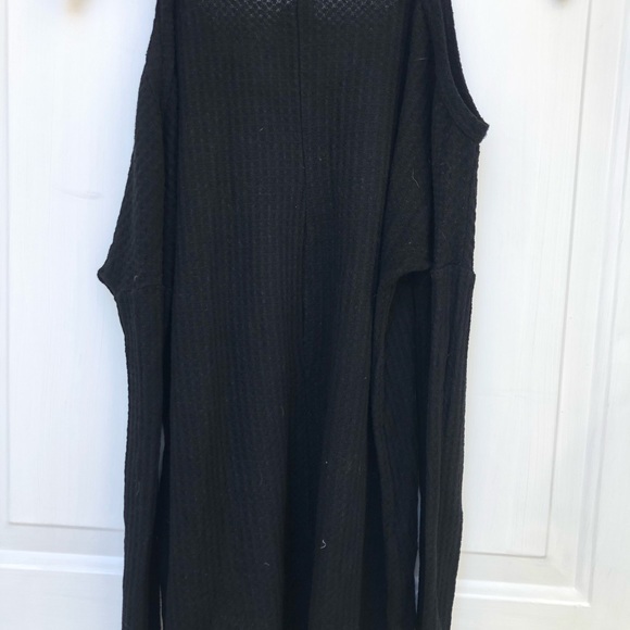 Design Lab Black Long Sleeve off the shoulder - Picture 2 of 4